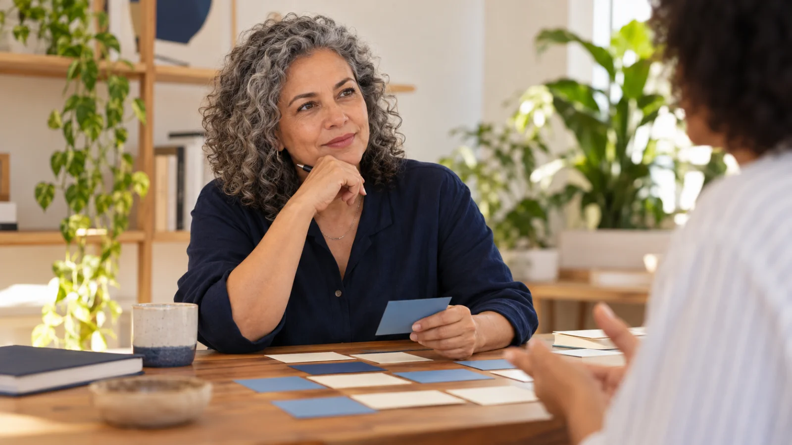 Pesquisadora organizando cartões para analisar respostas de clientes.